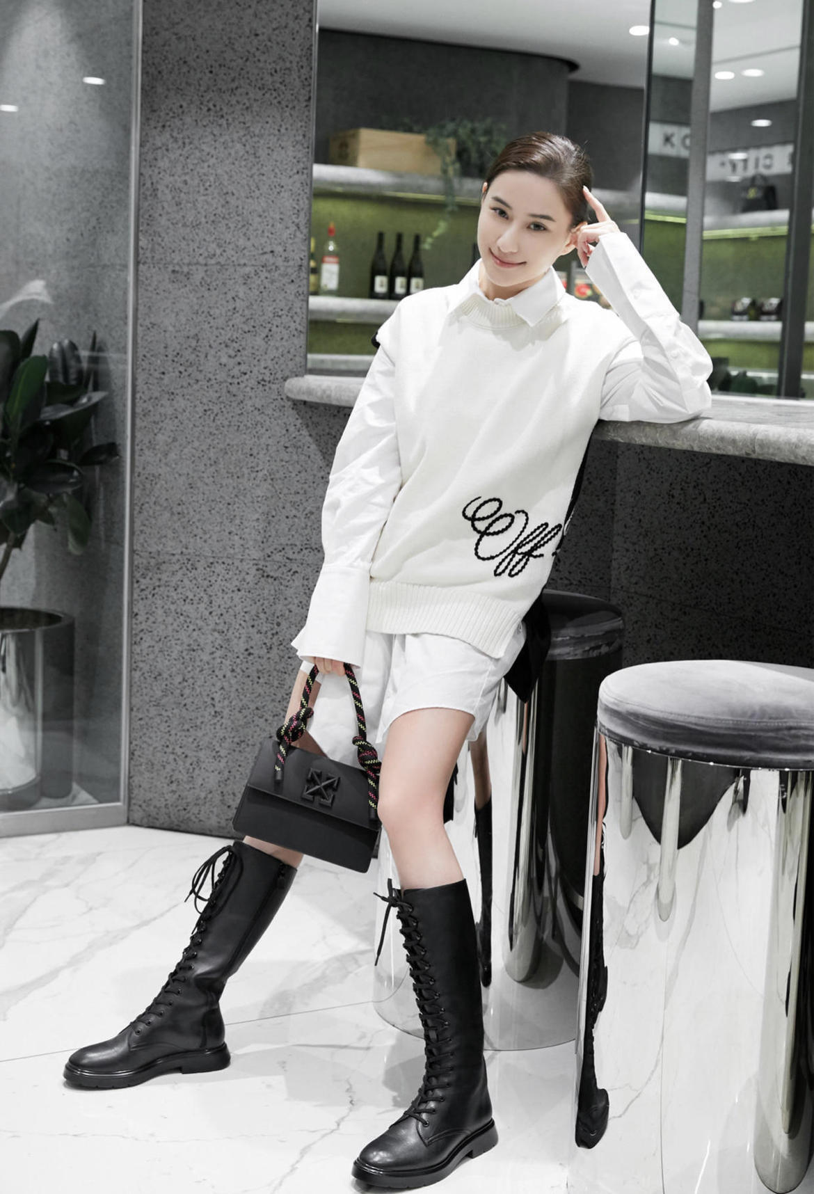 牛仔裤|何超莲才是名副其实的名媛,穿白色衬衫搭配高腰牛仔裤,高贵大气