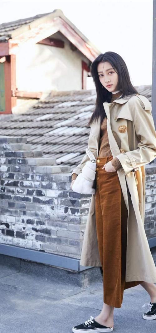 奔五的女人，穿衣不要太繁琐！初冬学会这样搭，越简单越高级
