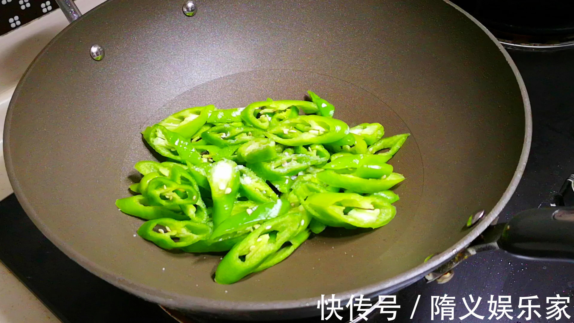做辣椒炒肉，到底先炒辣椒还是先炒肉大厨牢记2点，香而不呛
