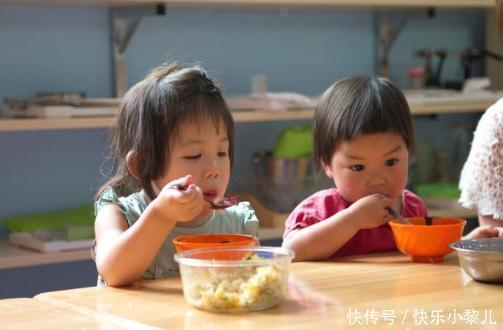 宝妈|1岁宝宝只吃保姆做的饭,宝妈好奇偷尝一口后,偷偷打电话报警