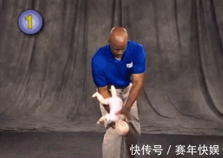 宝爸|2岁男童被饼干卡喉咙窒息,送入医院抢救无效,父母只能放弃治疗