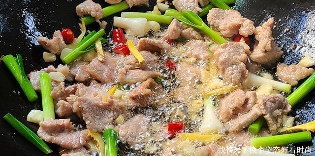 美味|几块钱的香干,和蒜苗、猪肉简单一炒,出锅下饭又美味