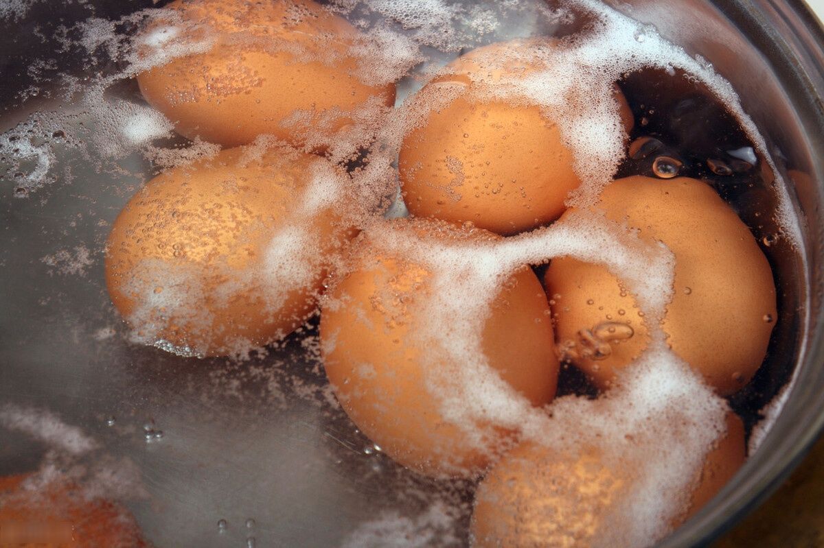 下锅|煮鸡蛋时,别着急下锅,多加一个步骤,鸡蛋更好剥壳,又香又嫩