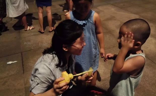 妈妈|“老师”在小女孩手上画图形,孩子沾沾自喜,妈妈看到后直接报警