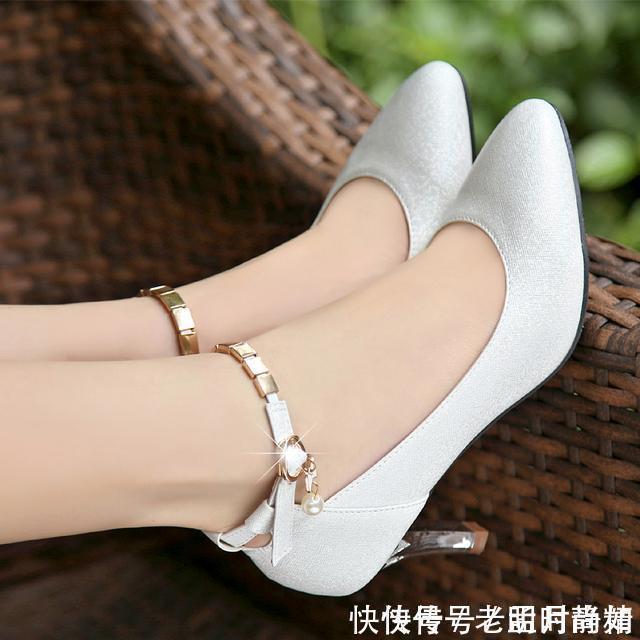 线条|穿一双时髦的细跟高跟鞋,拉长双腿线条,展现纤细玉足