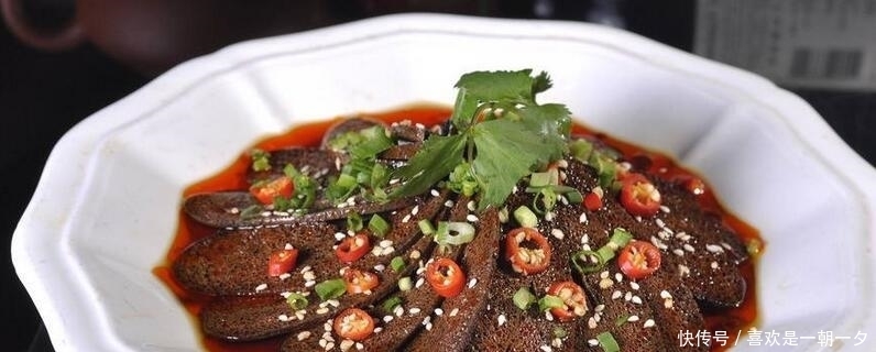 白族的传统美食,雕梅白族姑娘心灵手巧的标志,生皮是待客名菜