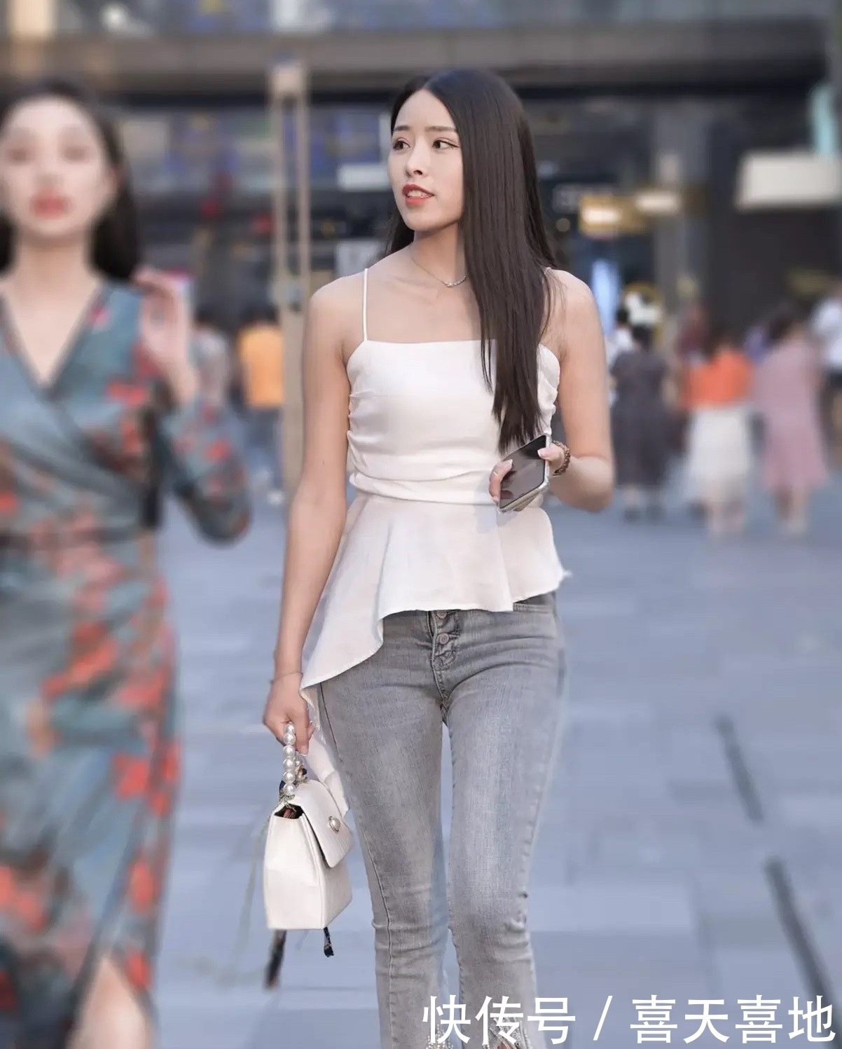 知性|紧身的牛仔裤,彰显小腿的纤细,尽显优雅知性气质