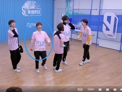 看惯了梁森光头造型，当他随意套上假发，十七梓渝的反应好真实