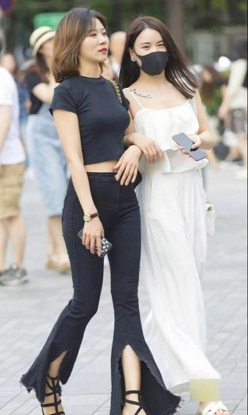 时尚的穿搭小女孩：两位美女大方的姿态漫步街头，清爽大气