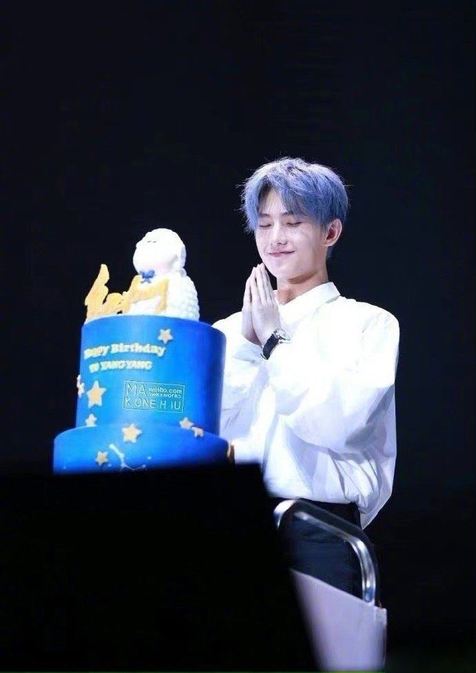 春季内搭不知穿什么？那就pick一件永不过时的白衬衫吧！