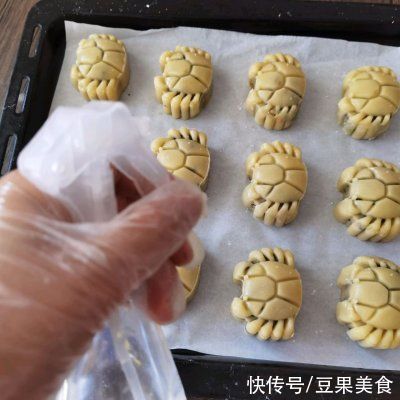 中筋面粉|厨娘教你一招巧做广式五仁月饼～螃蟹造型