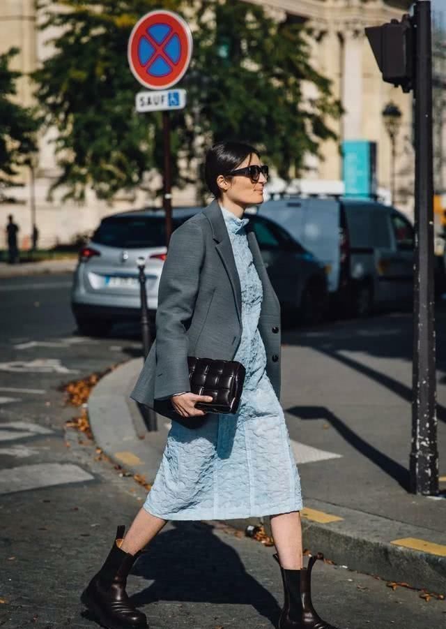 女人到了40岁后，穿衣都要避开这3种“大妈色”，显老土没气质