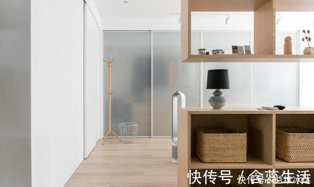 玻璃|客厅不用大理石，拿玻璃做墙面，一看就知你家品味不凡