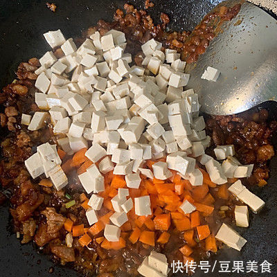 这道香喷喷的炸酱面，一上桌就被哄抢一空