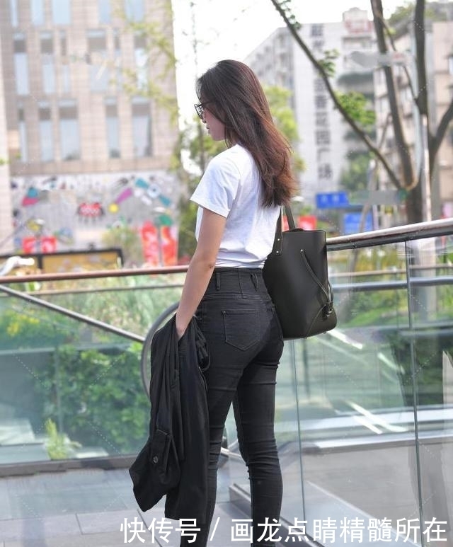 外出购物,白t恤搭配黑色九分裤,简单又不失时尚感