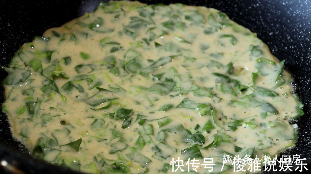 别再把芹菜叶子扔掉了，配上鸡蛋和面粉，教你做芹菜鸡蛋饼