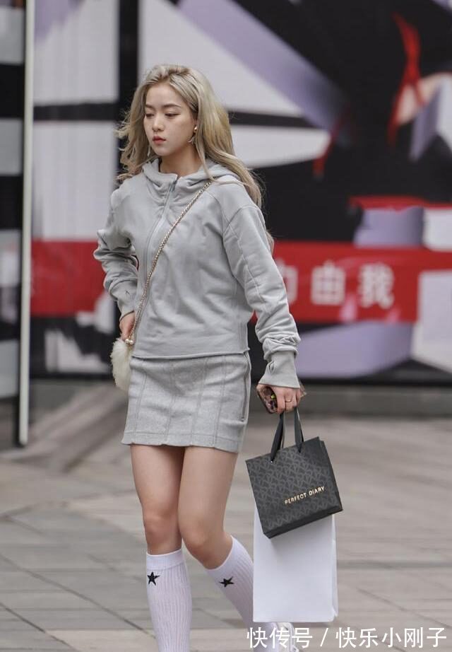 气质 白色小腿袜更适合年轻女孩,搭配短裤和裙子,很有清新气质