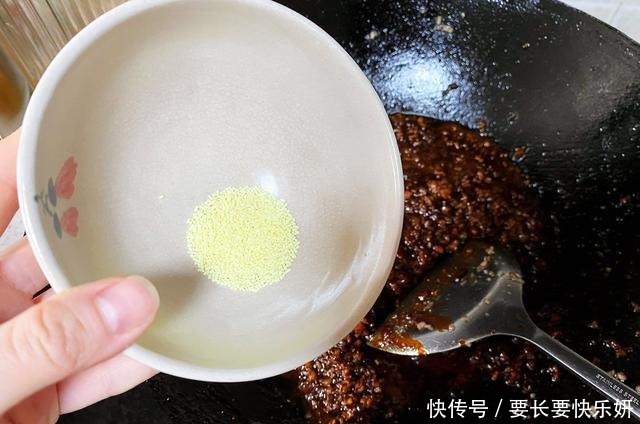 酱肉包子|酱肉包怎么做才好吃教你一个秘制配方,咸甜美味,用料精确到克