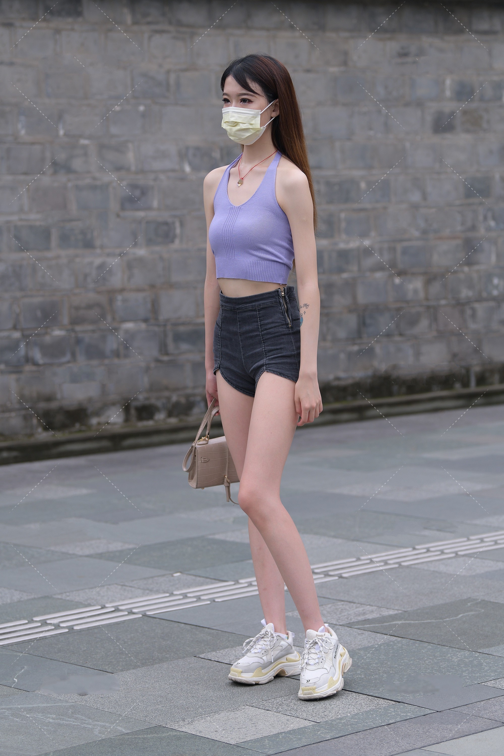 浅蓝色U型背心搭配高腰牛仔短裤,简单时尚,青春减龄