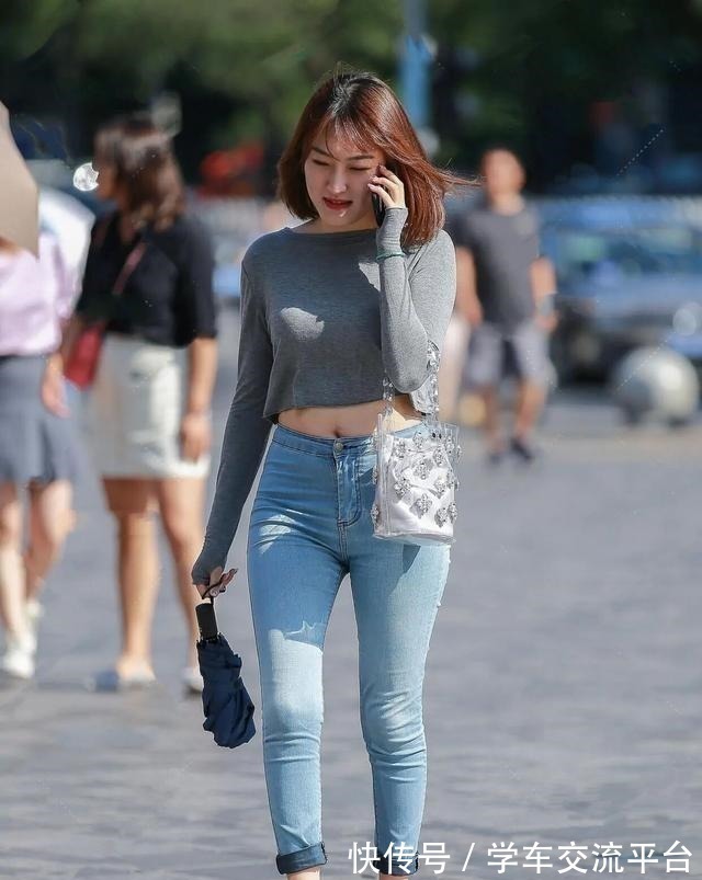 气质 黑色镂空低领背心搭配白色破洞打底裤,大方自然,气质小家碧玉!