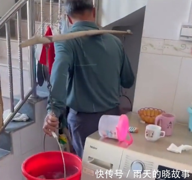 坐月子|广东一女子坐月子,公婆每天老酒煮鸡,还挑艾叶水给儿媳孙女洗澡
