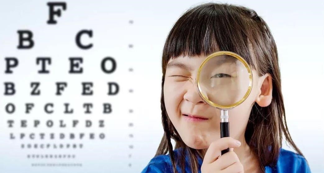 配眼镜|孩子近视,爸爸不许配眼镜,配一次摔一次,眼科医生:真是太无知