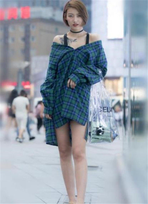 完美|街拍:穿黑色连衣裙的时尚小姐姐,彰显完美的女神气质