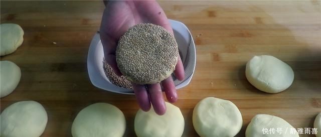 糯米粉这样做才好吃,外酥里软不粘牙,比油炸糕还简单