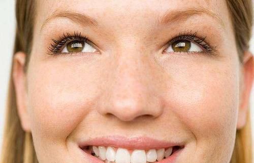 为什么女性脸上容易长斑点？找到原因了，3种办法让自己慢慢变美