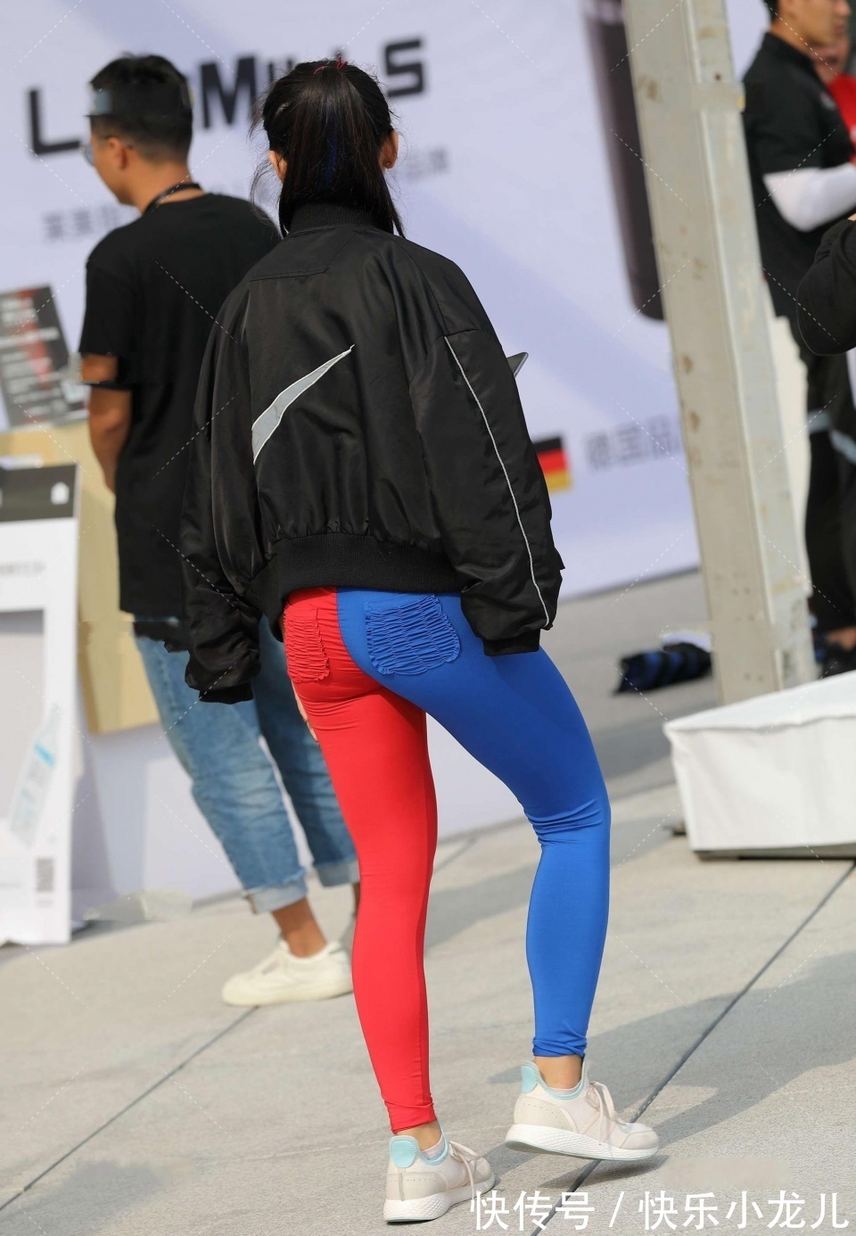 亮色|非常迷人的美女,她的头发自然地散落在肩上,真是一幅美丽的画卷