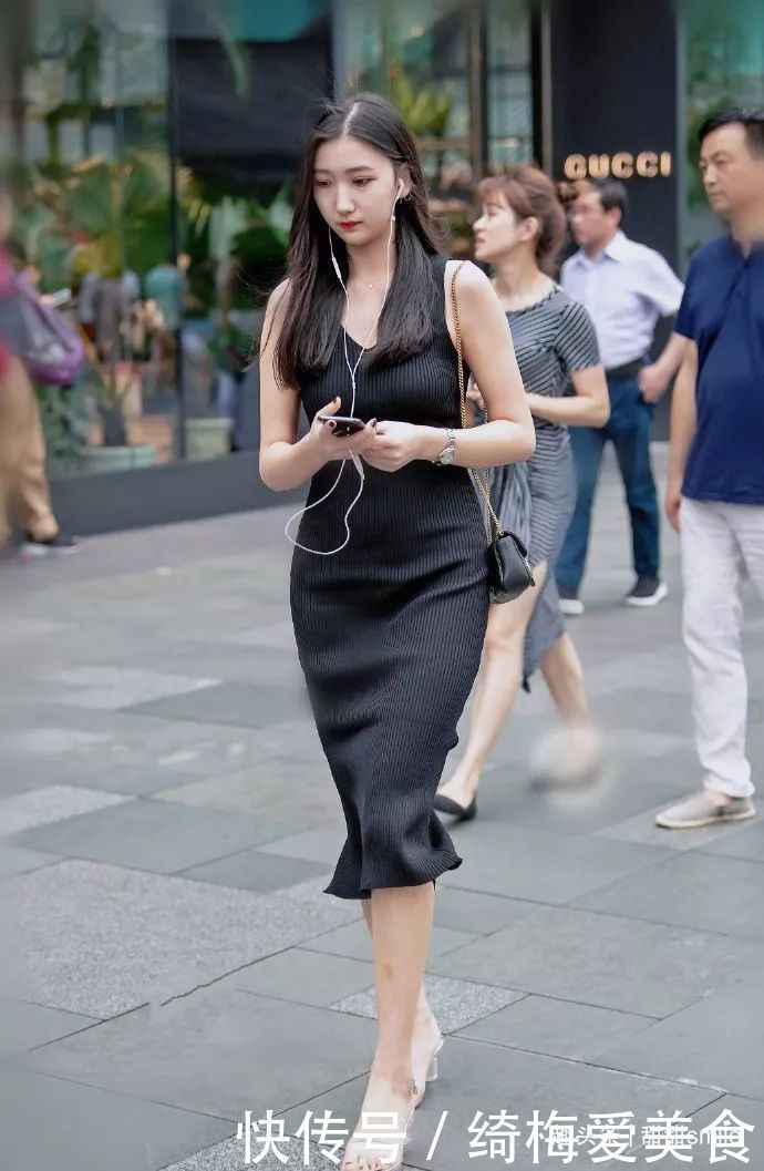 女神一双优雅的一字带高跟凉鞋穿在脚上,走路的姿态显得更有韵味