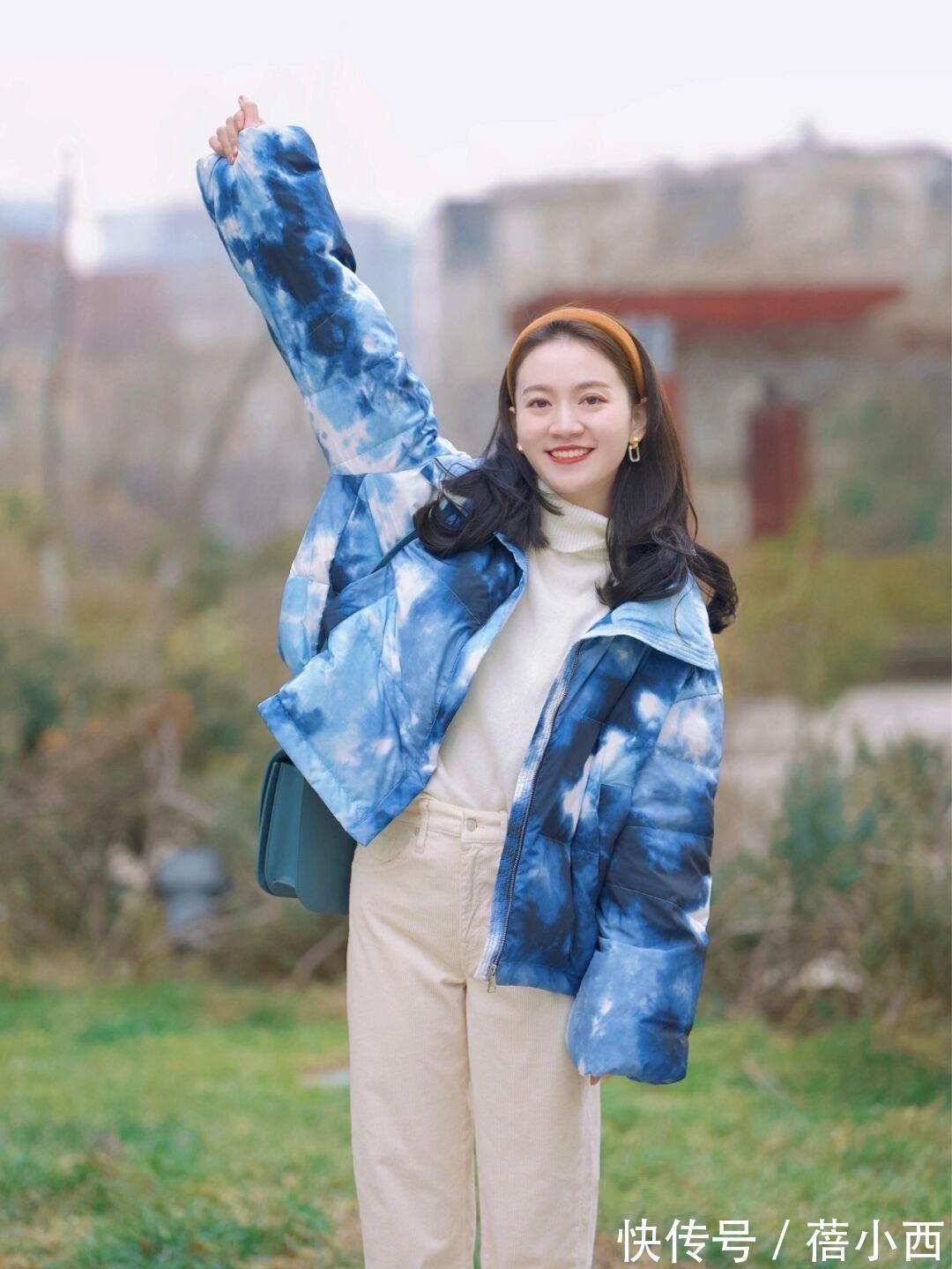 美眉|穿羽绒服下装搭什么才时髦?首选“小白裤”和“半身裙”,真好看