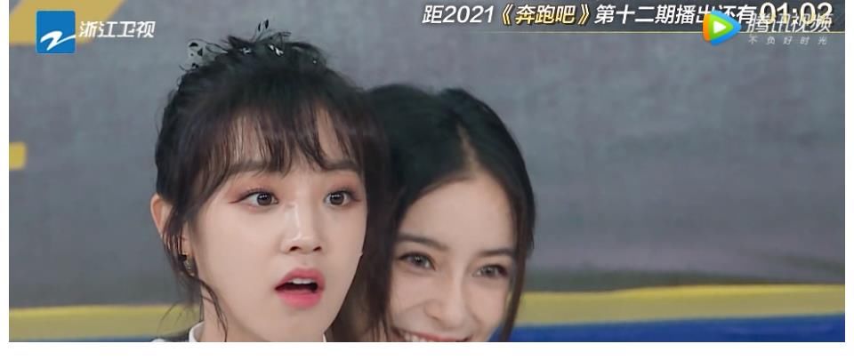 b《奔跑吧》宋雨琦和baby穿同款裙子，兩人坐姿形成鮮明對比，誰是女漢子再明顯不過