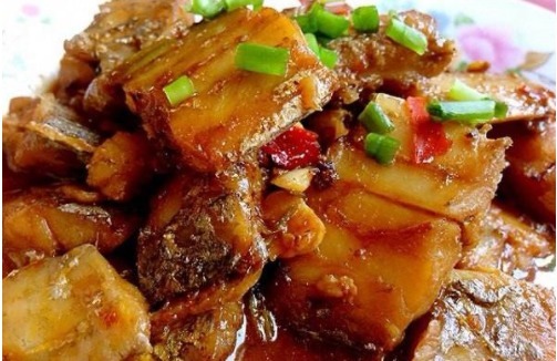红烧带鱼时,不能直接下油锅,多加1步,肉质细腻鲜嫩,还去腥味
