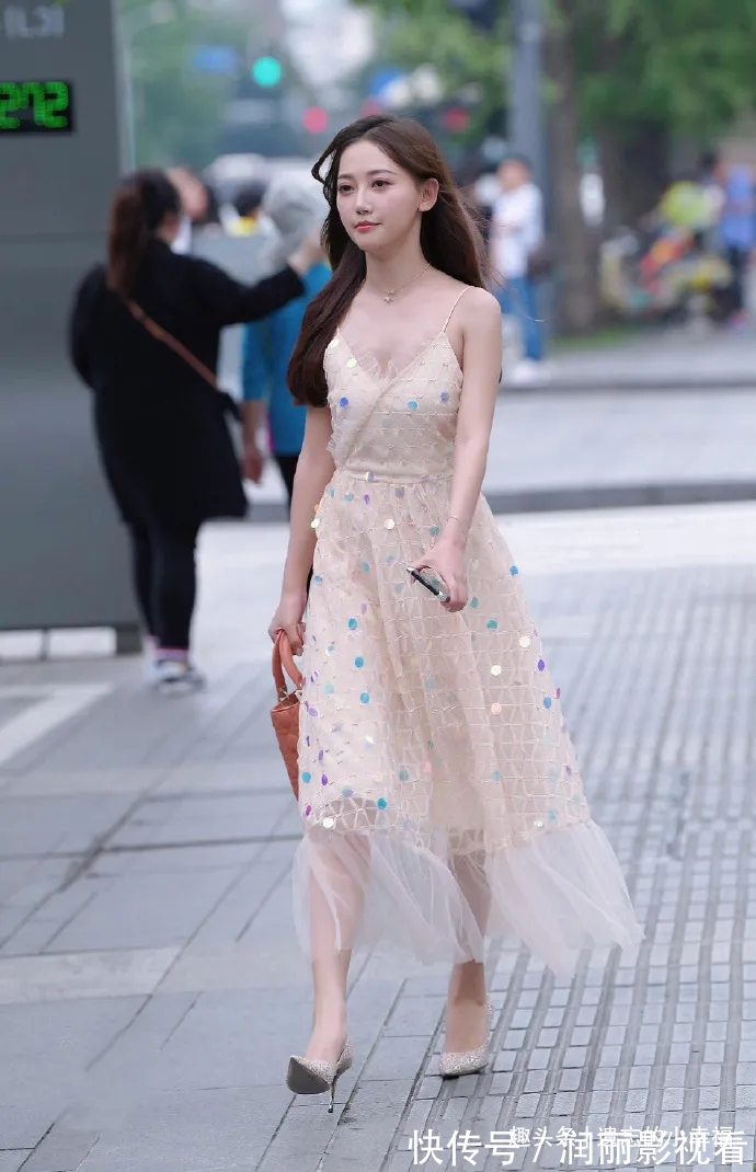 穿搭 浅粉色淑女款连衣裙,搭配银色精致高跟鞋,穿出靓丽女生的时尚美