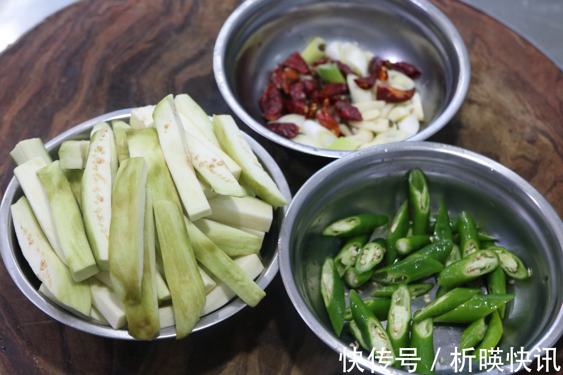 青线椒|茄子怎样做才好吃大厨教你做一道青椒烧茄子,地道的农家下饭菜