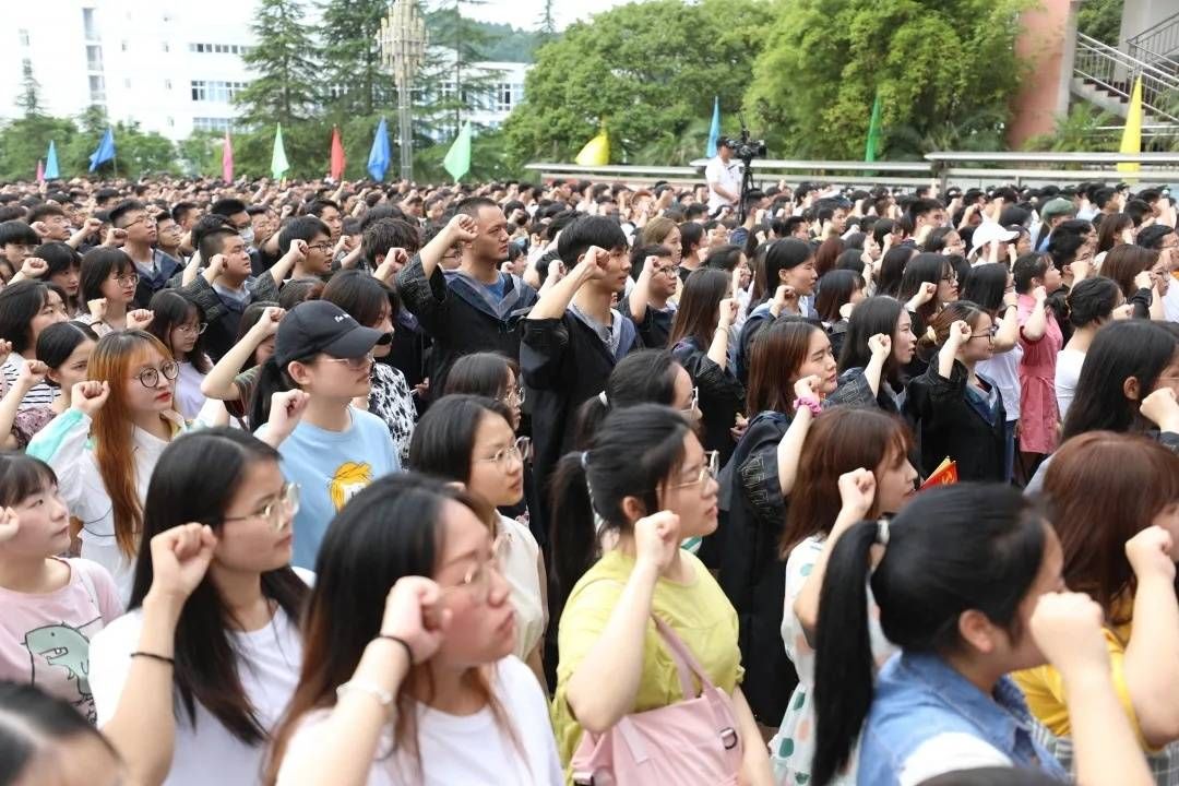 西华师大校党委|毕业典礼上，西华师大校党委书记提醒8579名毕业生学子“心中有国、心中有家”