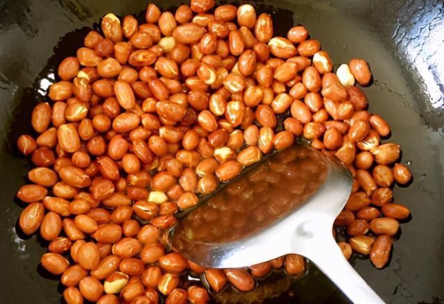 花生|炒花生米时,牢记“1泡2晾3滴酒”,花生香脆不糊,不返潮