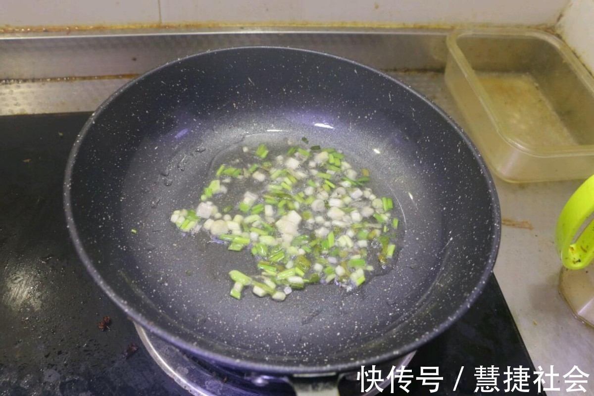 君子菜|苦瓜和鸡蛋红椒一起炒,处理好一点也不苦,小孩也爱吃