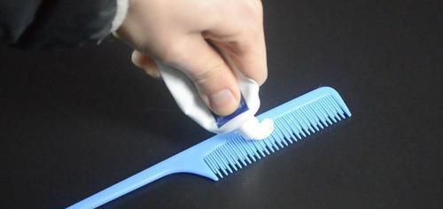 把牙膏涂抹在梳子上太实用了,我也是今天刚知道,看完尽快提醒家人