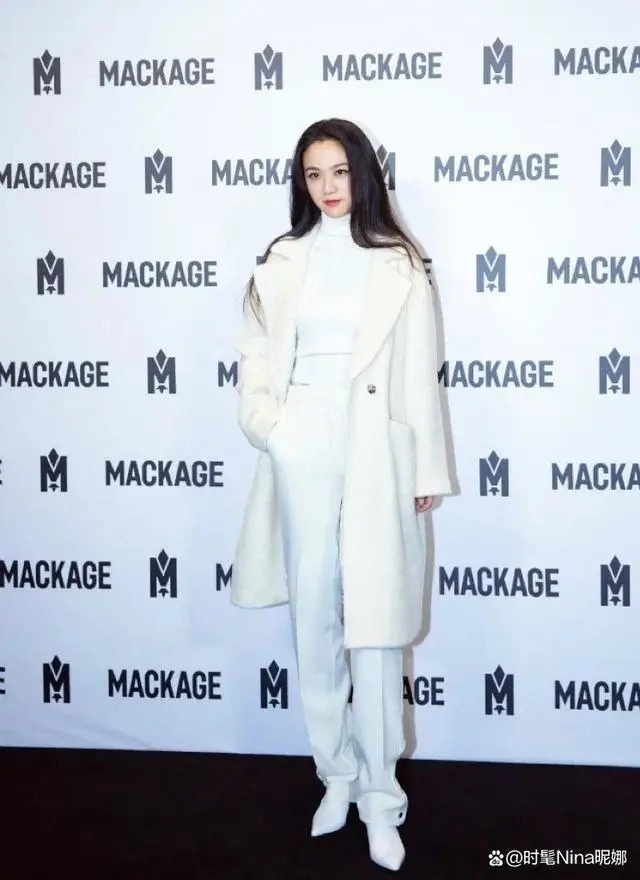 穿搭 女人过了40岁,衣服颜色尽量不选灰色和驼色,这些颜色更有气质