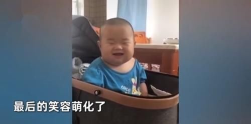 孩子|萌娃打瞌睡“东倒西歪”,被亲妈“嘲笑”惊醒后,表情也太可爱了