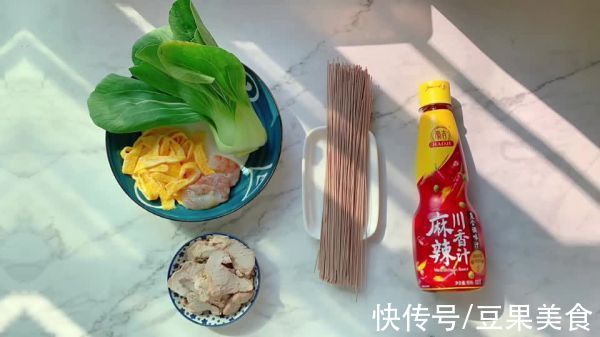 20g鸡蛋|一吃就上瘾的#豪吉川香美味#川香麻辣叉烧荞麦面