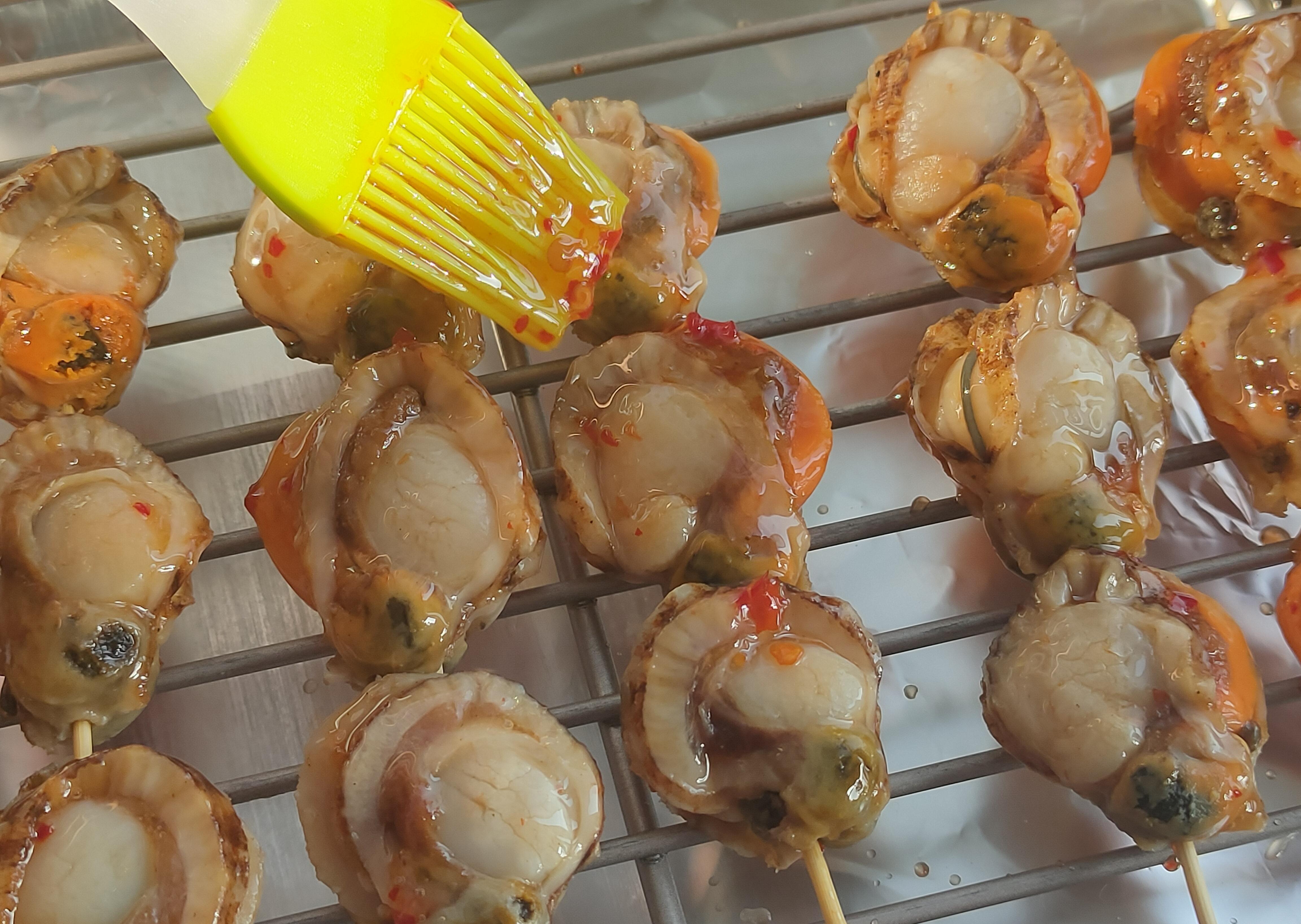 自己做烤扇贝串,鲜香十足,比外面的烧烤摊的还好吃