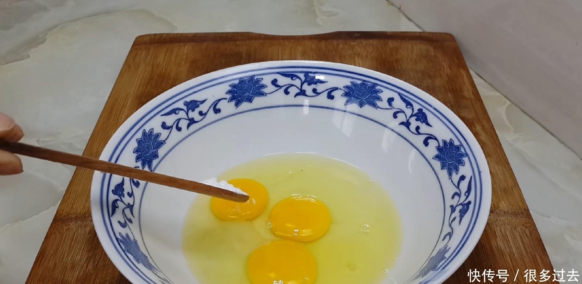 面粉别炸油条了,加3个鸡蛋,个个松软又空心,比麻花面包还好吃