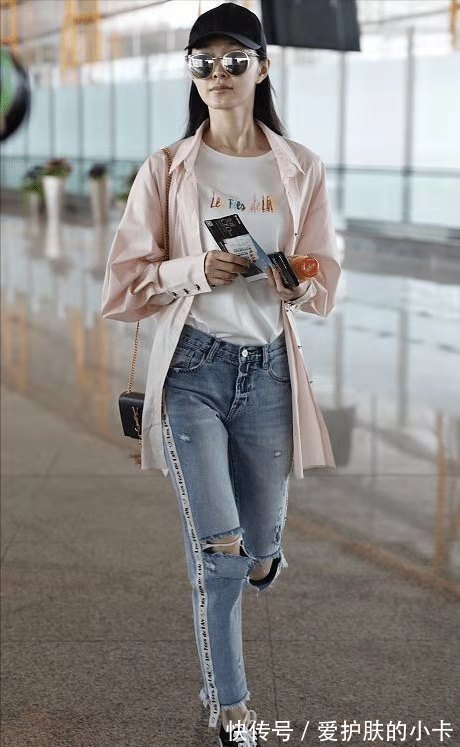 粉色|宋轶真懂穿,粉色衬衫减龄够少女,破洞裤秀冷白皮太优越