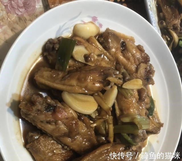 周末朋友聚会,六菜一汤的午餐,简单的家常菜,实惠又好吃!