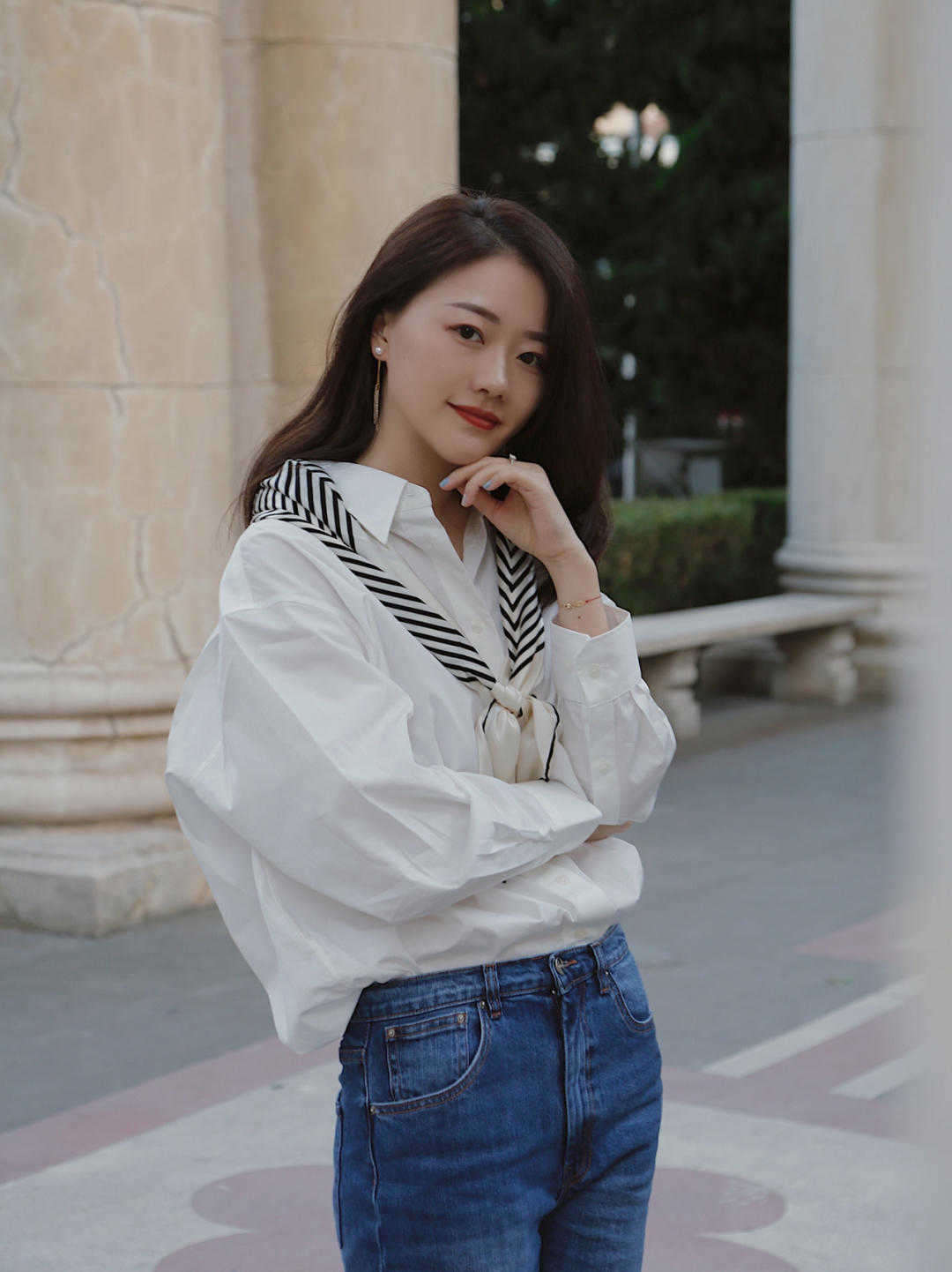 时尚博主|经典大气的初秋穿搭示范,衬衫搭配牛仔裤干练简约,洒脱时髦
