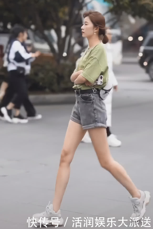 小姐姐|穿搭清爽的小姐姐，一脚跨过两级宽台阶，旁边阿姨怕是假腿吧