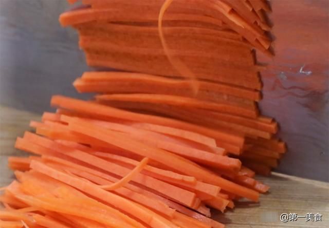 鲜艳|爽拌三丝最简单又好吃的做法,大厨教你多加一步,色泽鲜艳又脆嫩